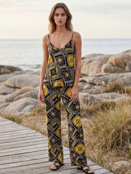 Прав панталон с ластик в принт геометрия